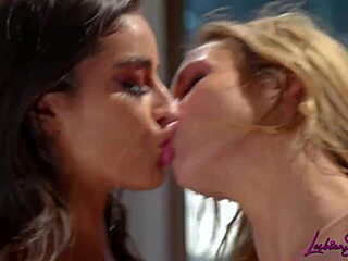 Lesbensex Emily Willis und Aiden Ashley küssen lecken nasse Fotzen