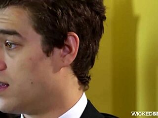 Tara Lynn Foxx deepthroatuje velký čurák v parodii na Spider-Mana