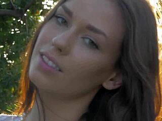 Dokonalá prsatá kráska se dotýká sama a vzpomíná na horké chvíle s kamarádkami