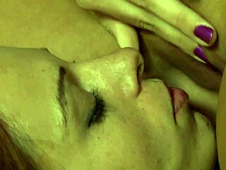 שלישיות לסביות טובות נדירות מאוד ולכן הפעולה הלסבית הזו יקרה מפז