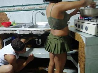 سباك سكسي يصلح كسي بزبه!