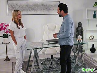 Томи Пистъл и Самър Виксън се подготвят за Нуру масаж