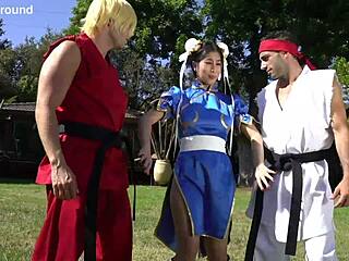 제이드 쿠시가 춘리 코스프레로 두 큰 자지에 하드하게 박힘