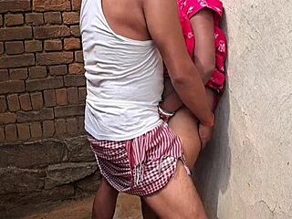 Bhabhi frumoasă în sari futută brutal de devar ji cu muie adâncă și spermă pe cur în quickie dormitor