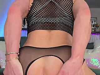 Kone bliver snavsede med BBC dildoer, føler sig som stjerne gudinde. Hun elsker det så meget!