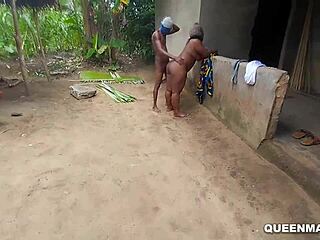 Vroče punce dobijo nagačene od lovcev na seks v dedkovem starem hiši