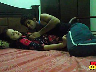 Jeg ser bhabhi i salwar-drakt bli knullet på senga med lyd