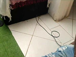 Tatueringssessionen med Mirella Mansur och andra blir till vild orgie