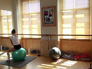 Ado 18+ Tina Walker affamée de bite bourre sa bouche avec une grosse bite dure pour du sperme !