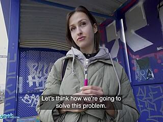 Kan du fatta att den här rökaren flashar brösten på tågstationen för att slippa böter? Wow!