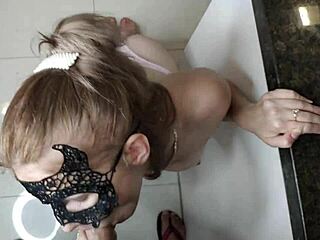 Падчерица сосет огромный хуй на кухне