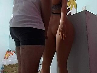 Kurvig latinamerikansk styvmamma visar upp sin stora röv medan pappa är borta och blir knullad