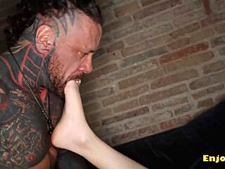 Vanvittig hot tatovert brunette rir elskerens kuk i hardkuking