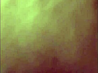 Trabalhador indonés recebe serviço antes do trampo