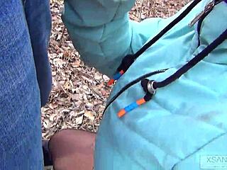 Naimisissa oleva vaimo tiukoissa sukkahousuissa saa naidun ulkona kumin suuhun