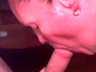 baise passionnée et gorge profonde sur le canapé, mouillée et penchée en levrette