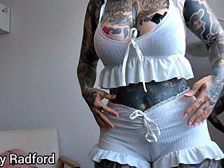 ลองชุดนอนเซ็กซี่นมโต