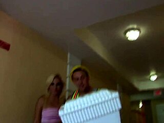 Blond Jenny Lopez böjer sig fram i doggystyle för djuphalssugning och ansiktsspottning