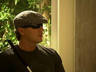 Όμορφη μπρούτζινη milf μαμά γαμιέται σπίτι με καυλιά