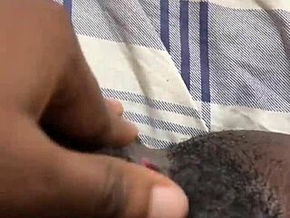 Igra s pičkom dovodi do orgazma