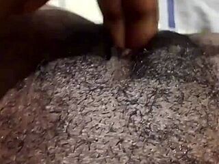 Igra s pičkom dovodi do orgazma