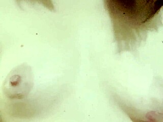 a esta madurita le gusta provocar con sus tetas grandes