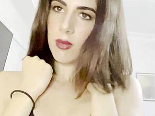 a esta madurita le gusta provocar con sus tetas grandes