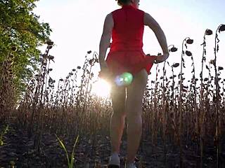 Горячая милф показывает сексуальную трусики-жопу под короткой юбкой на улице