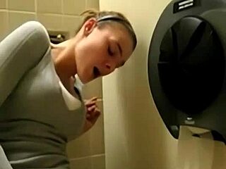 아마추어 엄마, 화장실에서 빠르게 오르가즘 분출