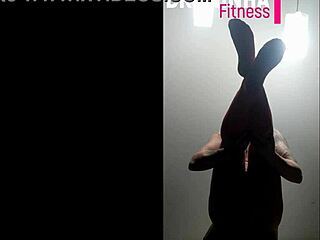 Brasileña atlética tatuada calienta con culazo y tetas grandes mientras se desnuda