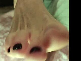 hey, time to worship my bare feet 😍