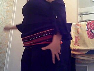 Horny Slut Plays With Bondage!