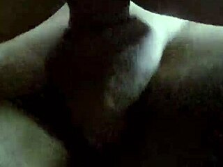 Geile Ehefrau mit fetten Titten und triefender Fotze genießt Fingern und Creampie im Doggy