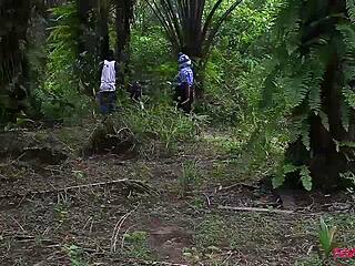 Reine du cul blanc se fait défoncer dur dans les buissons du village par un inconnu