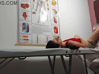 Ung snygg tjej får kinkig stor kuk slick i sjukhus med blöt svullen fitta och smutsig röv