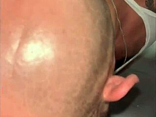 pegação no banheiro da academia, slave masturbates for big cock