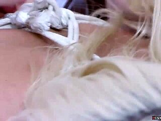 لماذا هذه السكرتيرة البلوند الكبيرة الصدر مربوطة لنيك إدخال مزدوج BDSM كعبدة خاضعة؟؟