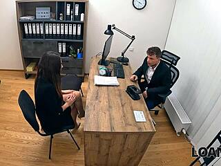 Krásna žena v pančuchách zvádza prstom v ústach v kancelárskom tajomstve