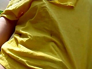 Ерика показва големи голи цици на открито в парка като ексхибиционистка милф