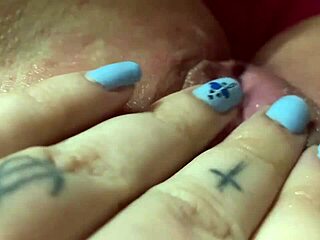 novinha fingers her tight pussy until she cums