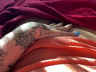 novinha fingers her tight pussy until she cums