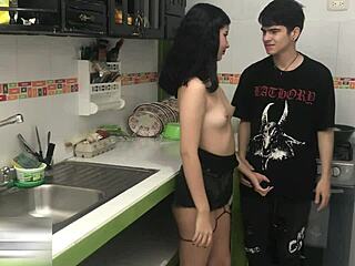 Dühös mostohatestvér lovagolja mostohatestvér farkát tehénlányban, mélyen szopja és creampie-t kap