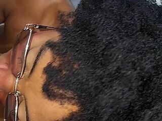 fiquei desfilando de calcinha na frente do meu padrasto ate ele me comer gostoso