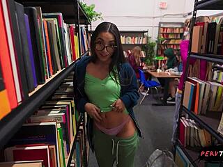 Plan cul furtif sous le bureau en cours à la fac