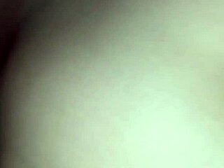 Красотка сосет большой черный хуй