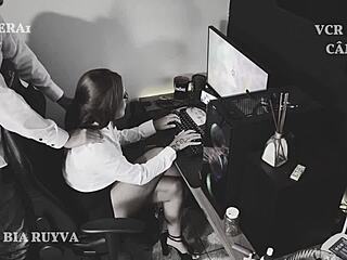 Skjult kamera fanger sjef som masserer ung sekretær hjemme