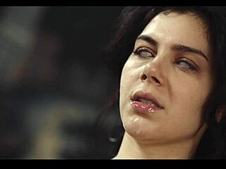 أخوات زوجات بريئات يتبادلن قبلة ليزبية ويستمنين معاً