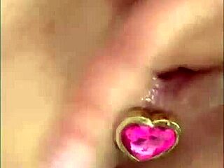 rica masturbando con plug en el ano en una mañana calientita