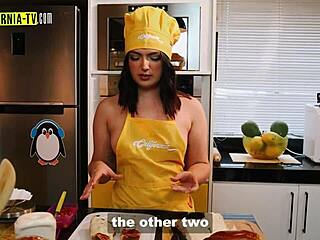 Clara Wellen opens door naked for delivery guy 😏