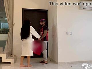 Pedi um lanche no ifood e seduzi o entregador gozei gostoso no pau desse safado